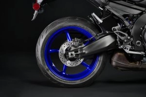 Yamaha YZF-R9|最軽量フレームとブレンボの融合。斬新な新色ブルー×レッドが加わったヤマハ「YZF-R9」2027年モデルが北米で登場