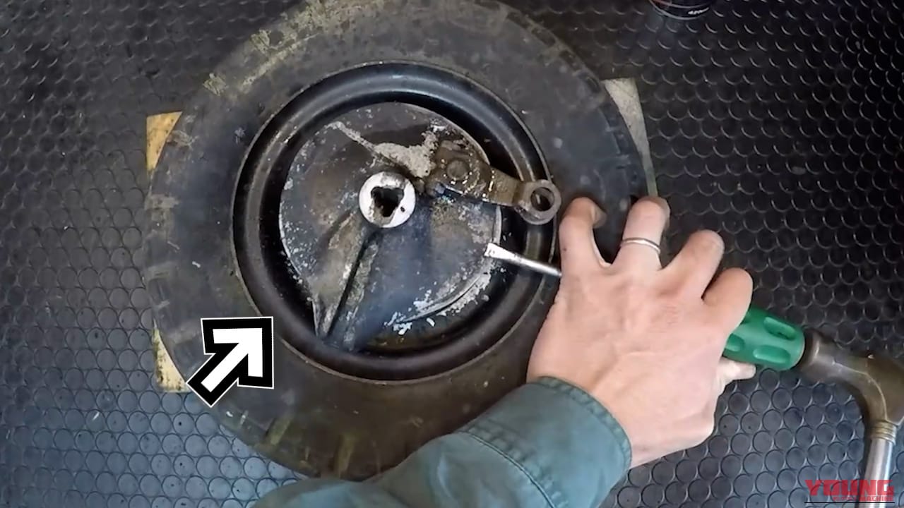 YAMAHA POKKE｜【レストア地獄】ドラムブレーキが外れない! 大ハンマーで叩き出した旧車（ヤマハ ポッケ）の悲惨な中身