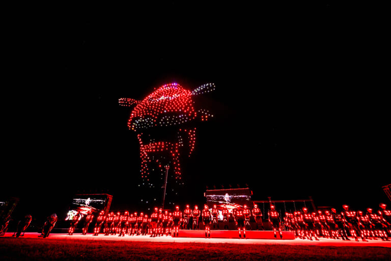 ナイトショーのフィナーレはドローンと花火でミサノの夜空をドゥカティレッドで彩った。（写真提供：ドゥカティ）｜来場12万人、パレードは驚異の18km！ドゥカティ100周年記念の『WDW2026』が史上最高のド迫力【マルケス、バニャイア、ストーナーも】