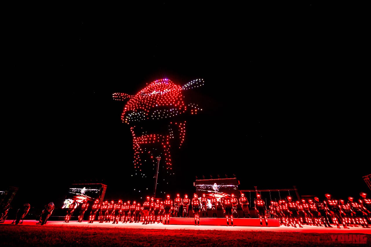 ナイトショーのフィナーレはドローンと花火でミサノの夜空をドゥカティレッドで彩った。(写真提供:ドゥカティ)|来場12万人、パレードは驚異の18km!ドゥカティ100周年記念の『WDW2026』が史上最高のド迫力【マルケス、バニャイア、ストーナーも】