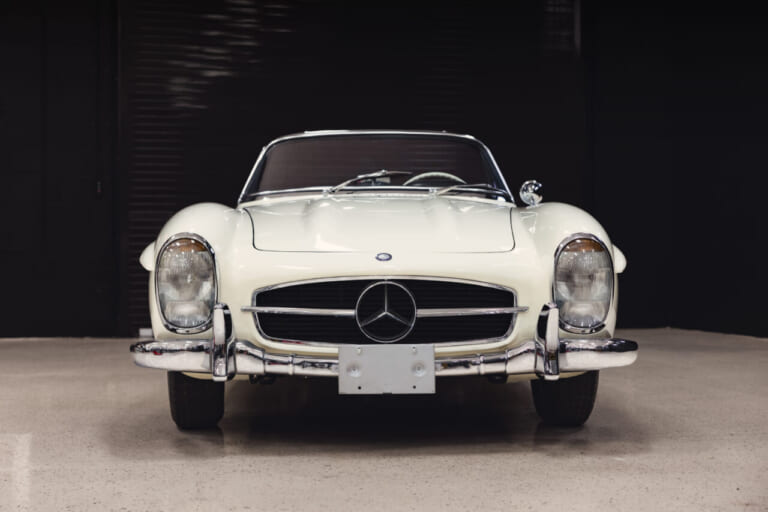 1963年製の、白いボディのメルセデス・ベンツ300 SLロードスターのフロントマスク｜「見た目はエレガントなデザインだが…」一皮めくるととんでもない性能！ 63年前に作られた究極のストリート・レーサー［メルセデス・ベンツ 300SL］を紐解く