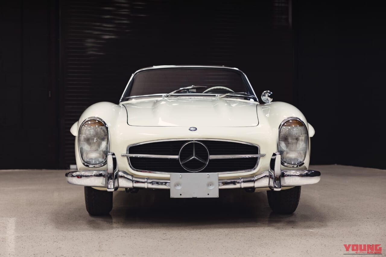 1963年製の、白いボディのメルセデス・ベンツ300 SLロードスターのフロントマスク｜「見た目はエレガントなデザインだが…」一皮めくるととんでもない性能！ 63年前に作られた究極のストリート・レーサー［メルセデス・ベンツ 300SL］を紐解く