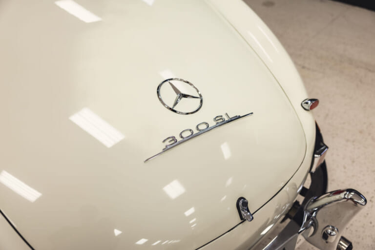 1963年製の、白いボディのメルセデス・ベンツ300 SLロードスターのリアのエンブレム｜「見た目はエレガントなデザインだが…」一皮めくるととんでもない性能！ 63年前に作られた究極のストリート・レーサー［メルセデス・ベンツ 300SL］を紐解く