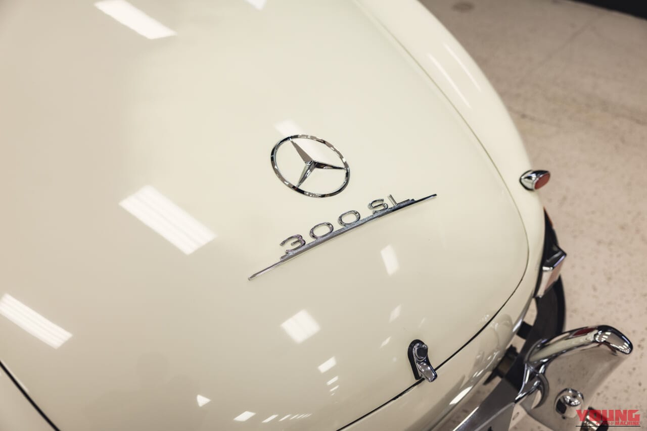 1963年製の、白いボディのメルセデス・ベンツ300 SLロードスターのリアのエンブレム｜「見た目はエレガントなデザインだが…」一皮めくるととんでもない性能！ 63年前に作られた究極のストリート・レーサー［メルセデス・ベンツ 300SL］を紐解く