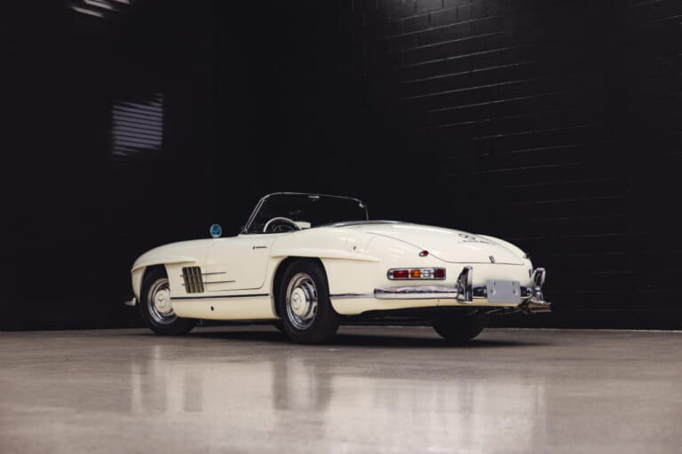 1963年製の、白いボディのメルセデス・ベンツ300 SLロードスターのリアから左サイド｜「見た目はエレガントなデザインだが…」一皮めくるととんでもない性能！ 63年前に作られた究極のストリート・レーサー［メルセデス・ベンツ 300SL］を紐解く