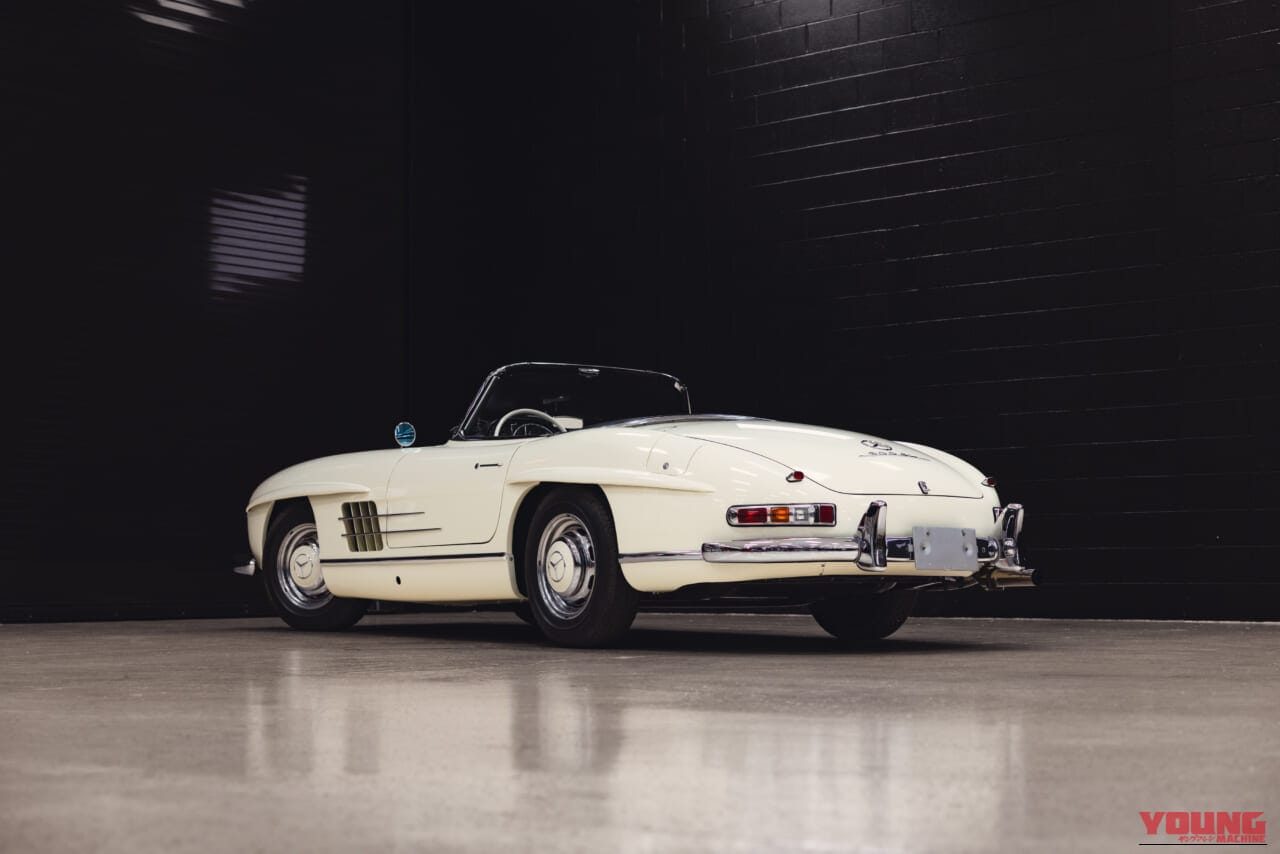 1963年製の、白いボディのメルセデス・ベンツ300 SLロードスターのリアから左サイド｜「見た目はエレガントなデザインだが…」一皮めくるととんでもない性能！ 63年前に作られた究極のストリート・レーサー［メルセデス・ベンツ 300SL］を紐解く