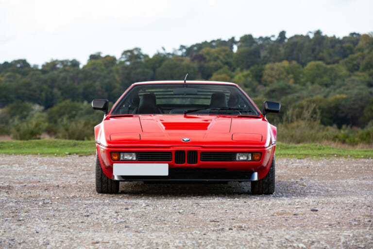1980年 BMW M1 レッド フロントマスク｜BMWの黒歴史「鳴かず飛ばずだった46年前の名車」倒産寸前のランボとコラボ開発のはずが…途中でブチ切れ提携解消。個性的なデザインが印象的なモデルを紹介