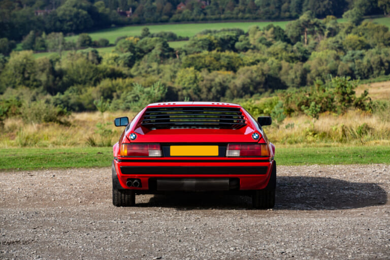 1980年 BMW M1 レッド リアデザイン｜BMWの黒歴史「鳴かず飛ばずだった46年前の名車」倒産寸前のランボとコラボ開発のはずが…途中でブチ切れ提携解消。個性的なデザインが印象的なモデルを紹介