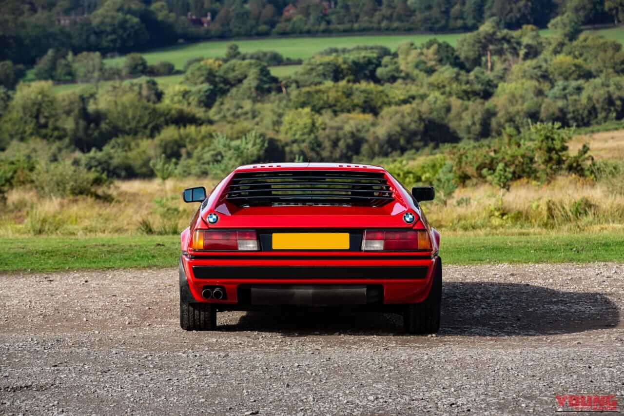 1980年 BMW M1 レッド リアデザイン｜BMWの黒歴史「鳴かず飛ばずだった46年前の名車」倒産寸前のランボとコラボ開発のはずが…途中でブチ切れ提携解消。個性的なデザインが印象的なモデルを紹介
