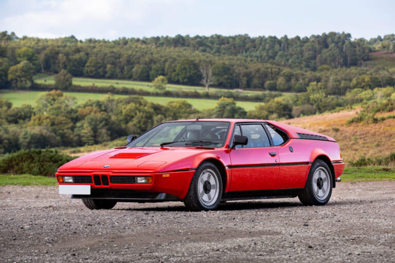 1980年 BMW M1 レッド｜BMWの黒歴史「鳴かず飛ばずだった46年前の名車」倒産寸前のランボとコラボ開発のはずが…途中でブチ切れ提携解消。個性的なデザインが印象的なモデルを紹介