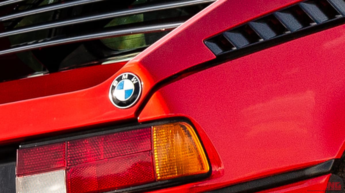 |BMWの黒歴史「鳴かず飛ばずだった46年前の名車」倒産寸前のランボとコラボ開発のはずが…途中でブチ切れ提携解消。個性的なデザインが印象的なモデルを紹介