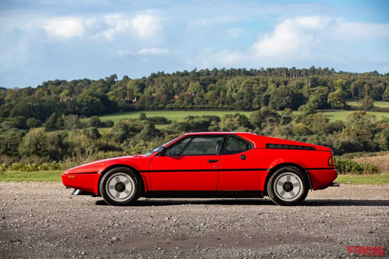 1980年 BMW M1 レッド 左側面|BMWの黒歴史「鳴かず飛ばずだった46年前の名車」倒産寸前のランボとコラボ開発のはずが…途中でブチ切れ提携解消。個性的なデザインが印象的なモデルを紹介