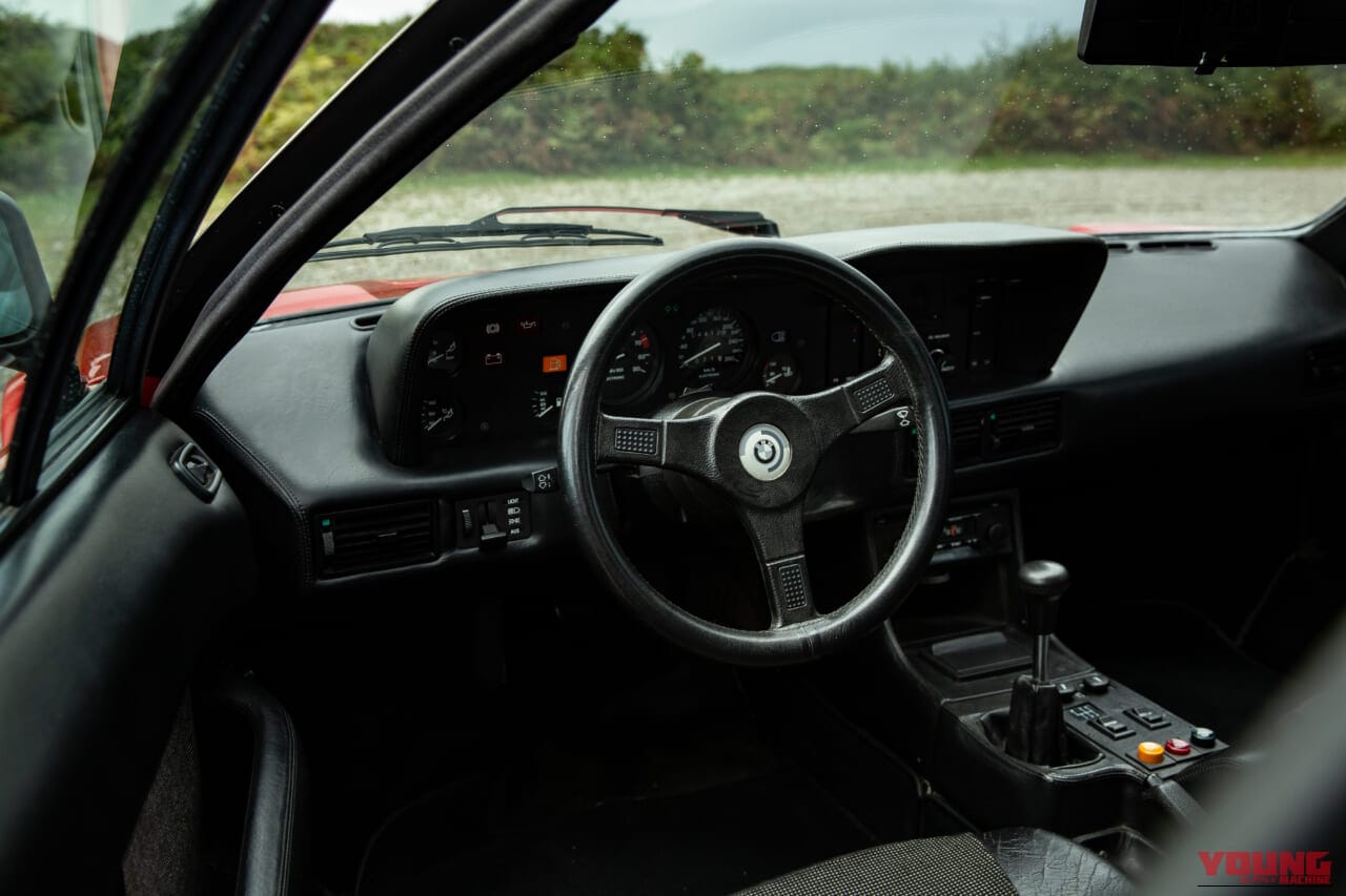 1980年 BMW M1 レッド コクピット インパネ ステアリング|BMWの黒歴史「鳴かず飛ばずだった46年前の名車」倒産寸前のランボとコラボ開発のはずが…途中でブチ切れ提携解消。個性的なデザインが印象的なモデルを紹介