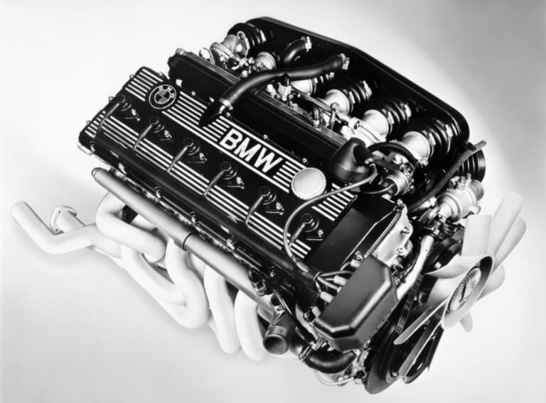 1980年 BMW M1 エンジン 3.5L 直列6気筒DOHC M88|BMWの黒歴史「鳴かず飛ばずだった46年前の名車」倒産寸前のランボとコラボ開発のはずが…途中でブチ切れ提携解消。個性的なデザインが印象的なモデルを紹介