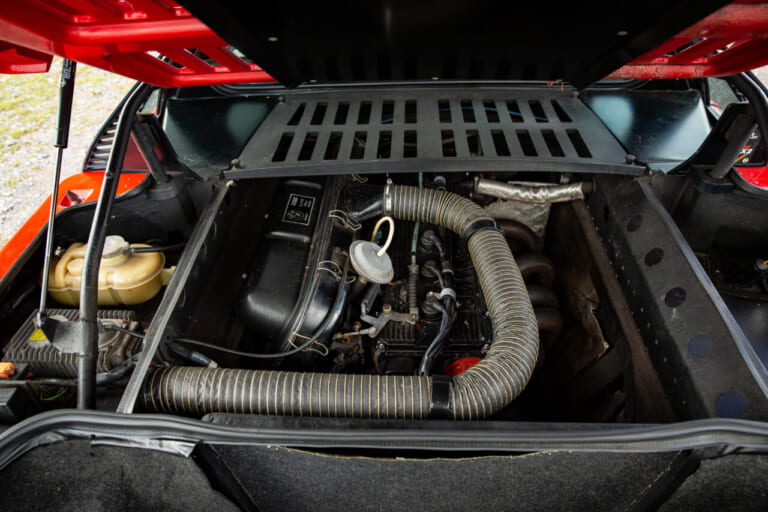 1980年 BMW M1 エンジンルーム ミッドシップ M88|BMWの黒歴史「鳴かず飛ばずだった46年前の名車」倒産寸前のランボとコラボ開発のはずが…途中でブチ切れ提携解消。個性的なデザインが印象的なモデルを紹介