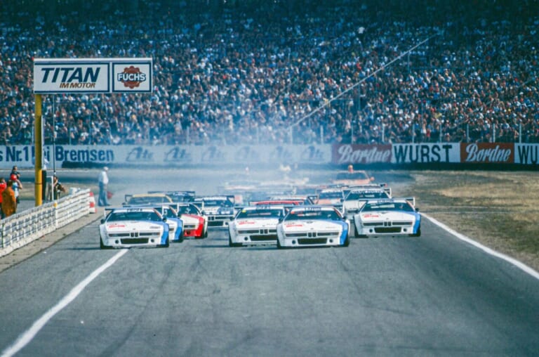 bmw M1 プロカー グループ4 ワンメイク|BMWの黒歴史「鳴かず飛ばずだった46年前の名車」倒産寸前のランボとコラボ開発のはずが…途中でブチ切れ提携解消。個性的なデザインが印象的なモデルを紹介