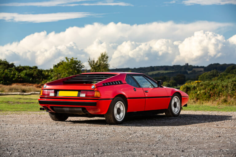 1980年 BMW M1 レッド リアビュー｜BMWの黒歴史「鳴かず飛ばずだった46年前の名車」倒産寸前のランボとコラボ開発のはずが…途中でブチ切れ提携解消。個性的なデザインが印象的なモデルを紹介
