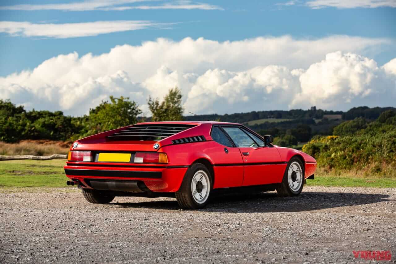1980年 BMW M1 レッド リアビュー｜BMWの黒歴史「鳴かず飛ばずだった46年前の名車」倒産寸前のランボとコラボ開発のはずが…途中でブチ切れ提携解消。個性的なデザインが印象的なモデルを紹介