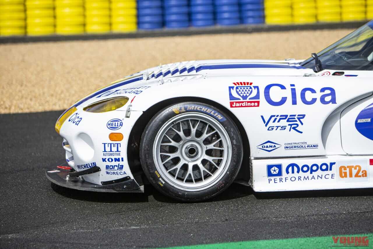 1996年クライスラーバイパーGTS-Rのフロント部分｜「そっくりさんと中傷されることも…」しかし本家を実力で凌駕！ 巨大なフロント部分に収まるエンジンにアメリカ人でさえ驚嘆した［ダッジ・バイパーGTS］