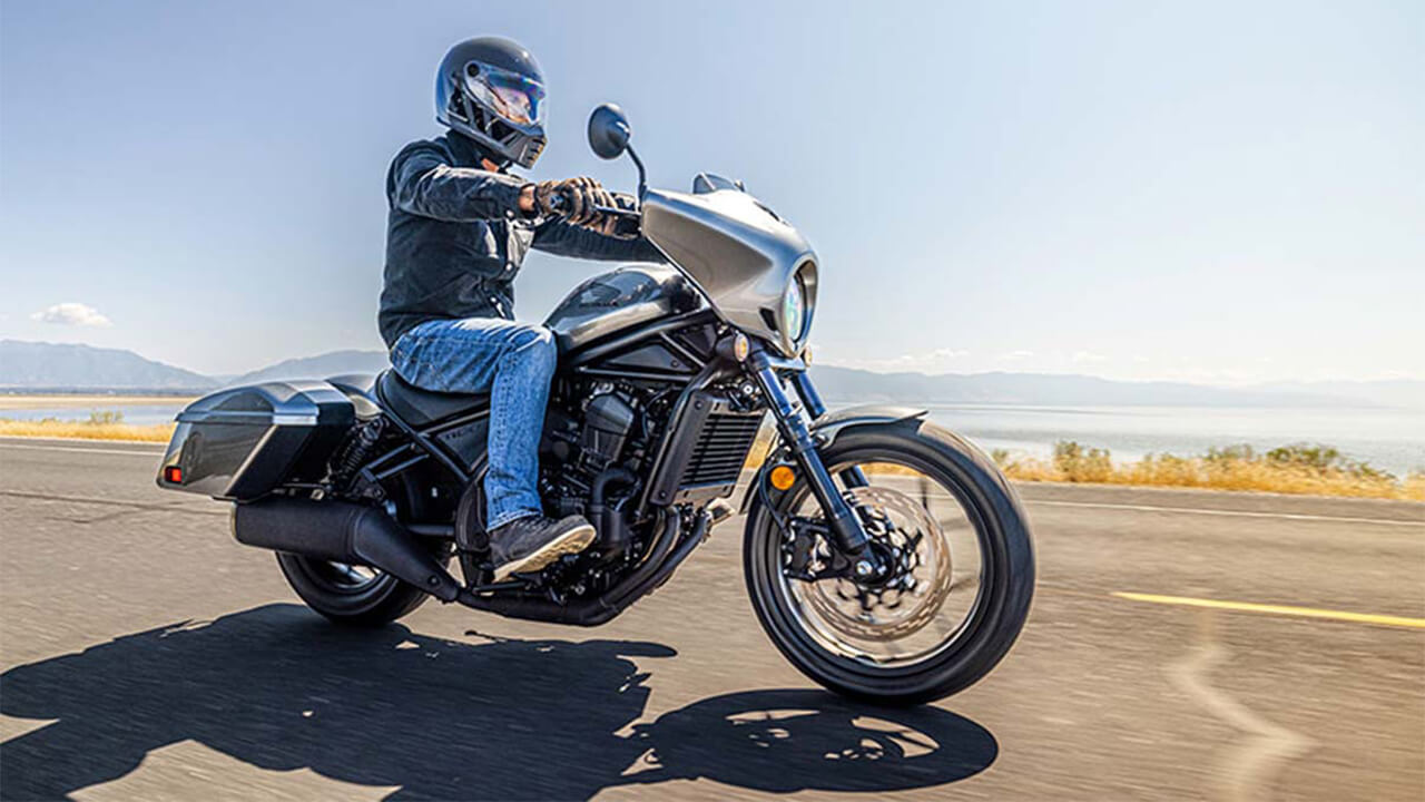 2025 HONDA Rebel 1100T 乗車イメージ|ホンダ レブル1100シリーズ〈いま国内で買える新型バイクカタログ|大型二輪(1001cc以上)〉【2026最新版】