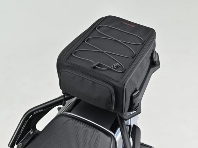 HenlyBegins シートバッグ積載例｜デイトナから旅バイクの積載性を激変させる決定版キャリアが登場！ その名も「クロスリンクキャリア」！！