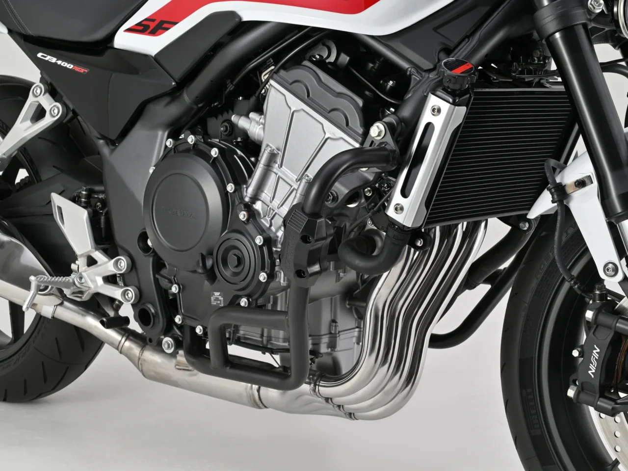 CB400_パイプエンジンガード|Eクラッチ搭載で大注目の’26 CB400SF E-Clutch/CBR400R FOUR E-Clutch! デイトナから早くも走りと日常を激変させる定番&必須カスタムパーツが一挙登場!