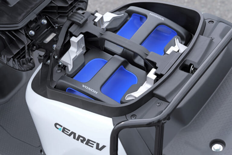 YAMAHA GEAREV｜後進アシスト機能が神すぎる。荷物満載でもグイグイ坂道を登る、ヤマハの原付一種EV「ギアレヴ」「ニュース ギアレヴ」が7月17日発売