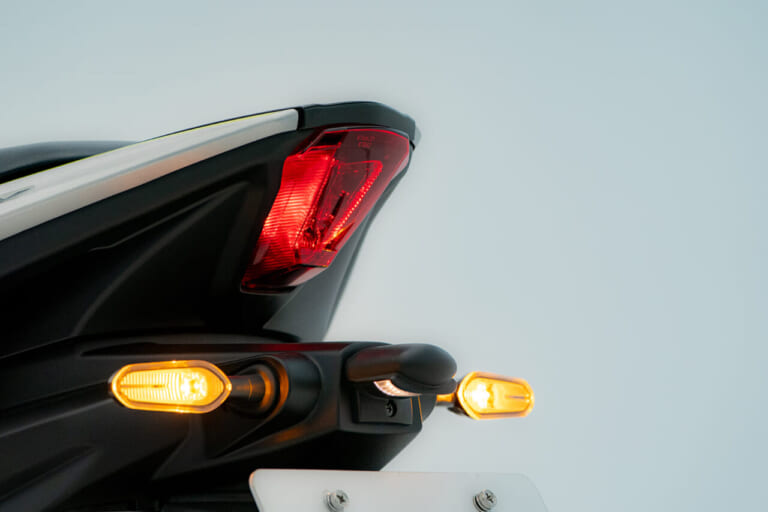 YAMAHA AEROX ABS|シフトダウンできるオートマ!? スクーターの皮を被ったスーパースポーツが電子制御CVTを引っ提げヤマハから登場【アエロックスABS】