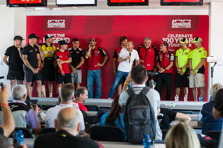 記者会見で一堂に会した、MotoGP、WSBK、各国のスーパーバイク選手権に参戦しているドゥカティ・ライダーたち。｜来場12万人、パレードは驚異の18km！ドゥカティ100周年記念の『WDW2026』が史上最高のド迫力【マルケス、バニャイア、ストーナーも】
