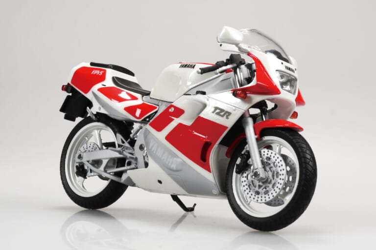 青島文化教材社 1/12 完成品バイク Yamaha TZR250 '89｜【サンマ復活】Vツイン全盛期に挑んだ伝説の「後方排気」。アオシマ製1/12スケールTZR250を手にする悦び