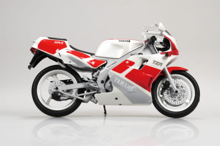 青島文化教材社 1/12 完成品バイク Yamaha TZR250 '89｜【サンマ復活】Vツイン全盛期に挑んだ伝説の「後方排気」。アオシマ製1/12スケールTZR250を手にする悦び
