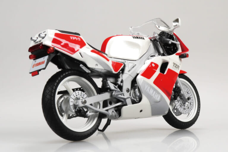 青島文化教材社 1/12 完成品バイク Yamaha TZR250 '89｜【サンマ復活】Vツイン全盛期に挑んだ伝説の「後方排気」。アオシマ製1/12スケールTZR250を手にする悦び