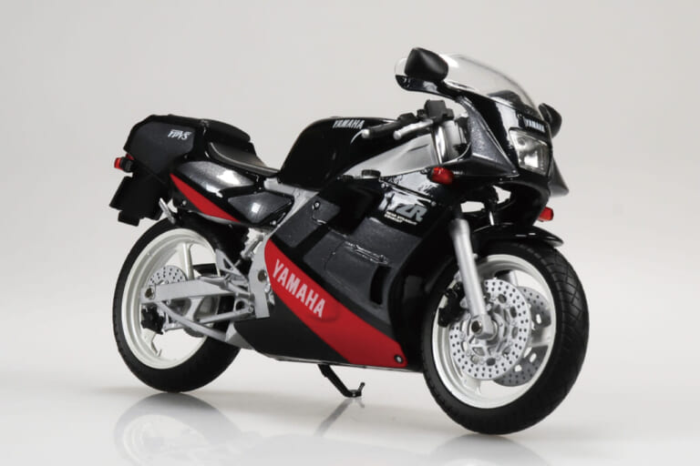 青島文化教材社 1/12 完成品バイク Yamaha TZR250 '89|【サンマ復活】Vツイン全盛期に挑んだ伝説の「後方排気」。アオシマ製1/12スケールTZR250を手にする悦び