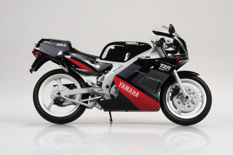 青島文化教材社 1/12 完成品バイク Yamaha TZR250 '89｜【サンマ復活】Vツイン全盛期に挑んだ伝説の「後方排気」。アオシマ製1/12スケールTZR250を手にする悦び
