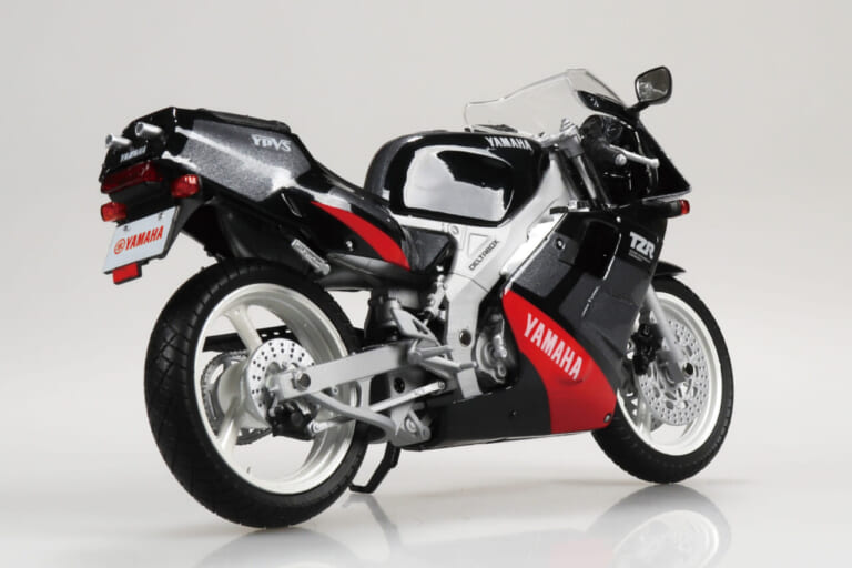 青島文化教材社 1/12 完成品バイク Yamaha TZR250 '89|【サンマ復活】Vツイン全盛期に挑んだ伝説の「後方排気」。アオシマ製1/12スケールTZR250を手にする悦び