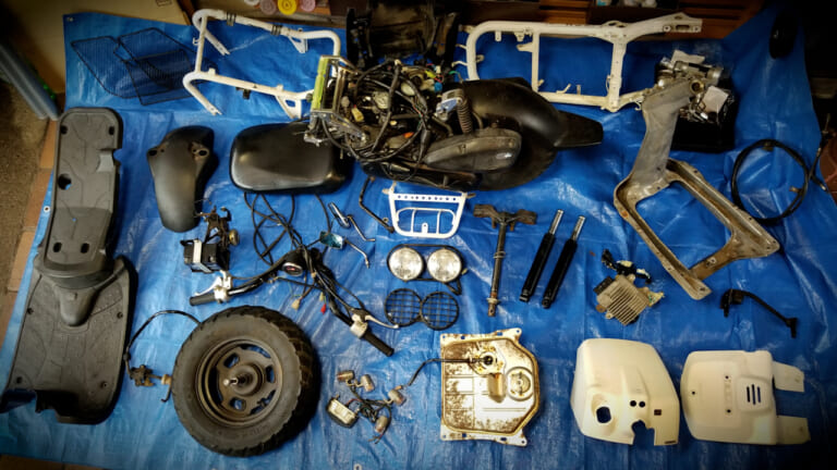 【市役所に電凸取材】ABSもPPもOK? バイクの外装パーツを「資源ごみ」で捨てるための“50cmの壁”と事前準備｜【市役所に電凸取材】ABSもPPもOK? バイクの外装パーツを「資源ごみ」で捨てるための“50cmの壁”と事前準備