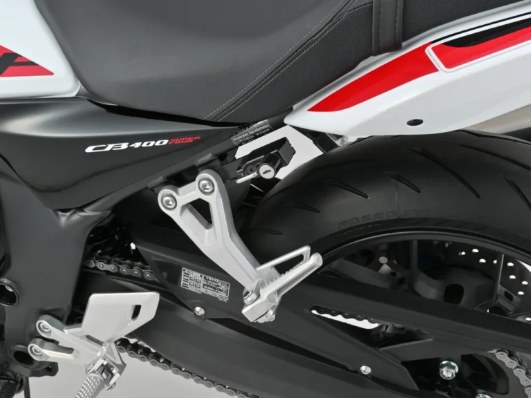 CB400_ヘルメットホルダー|Eクラッチ搭載で大注目の’26 CB400SF E-Clutch/CBR400R FOUR E-Clutch! デイトナから早くも走りと日常を激変させる定番&必須カスタムパーツが一挙登場!