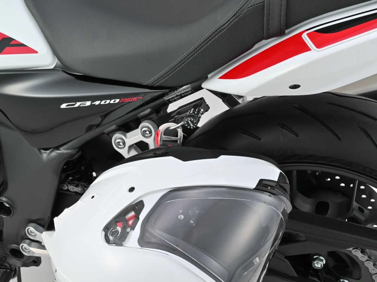 CB400_ヘルメットホルダー|Eクラッチ搭載で大注目の’26 CB400SF E-Clutch/CBR400R FOUR E-Clutch! デイトナから早くも走りと日常を激変させる定番&必須カスタムパーツが一挙登場!