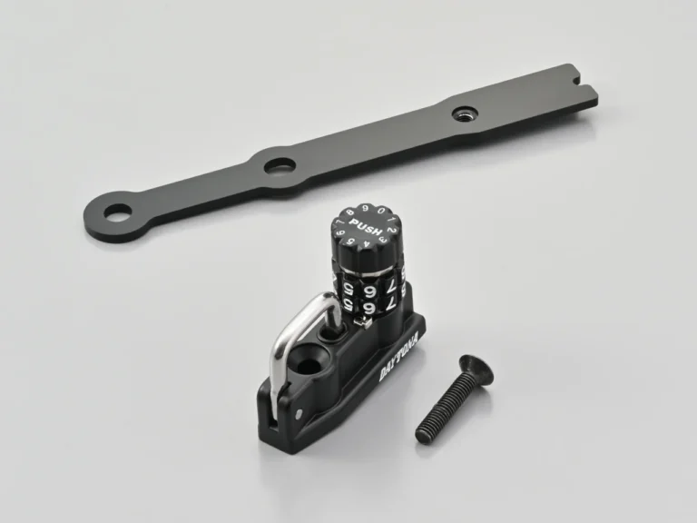 CB400_ヘルメットホルダー|Eクラッチ搭載で大注目の’26 CB400SF E-Clutch/CBR400R FOUR E-Clutch! デイトナから早くも走りと日常を激変させる定番&必須カスタムパーツが一挙登場!