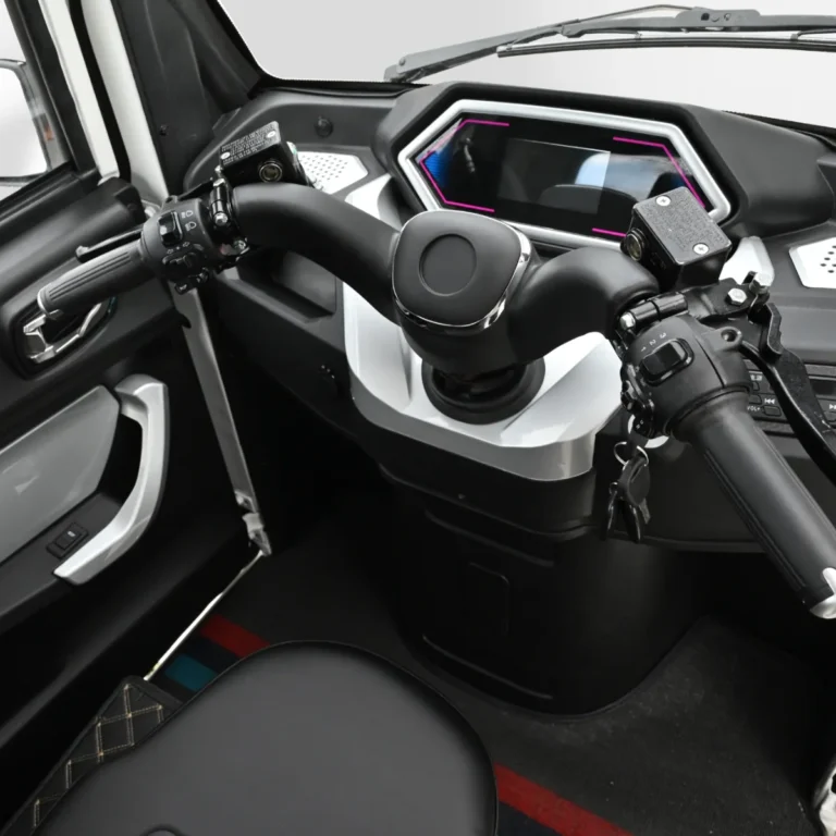 VIVEL TRACK(ビベルトラック)|【69万円〜】家庭用コンセントで手軽に充電。普通免許でOK、車検・車庫証明ナシ! お子さんの送迎に。街乗り最強の“3人乗りEV”が爆売れ中!