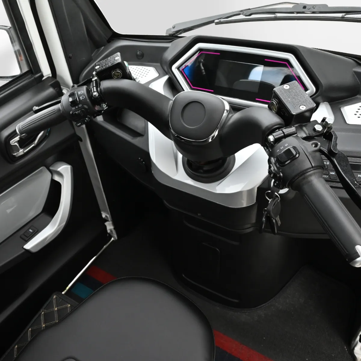VIVEL TRACK(ビベルトラック)|【69万円〜】家庭用コンセントで手軽に充電。普通免許でOK、車検・車庫証明ナシ! お子さんの送迎に。街乗り最強の“3人乗りEV”が爆売れ中!