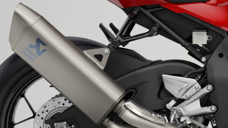 AKRAPOVIC（アクラポビッチ）社と共同開発した軽量チタン製マフラー｜ホンダCBR1000RR-Rファイアーブレード/SP〈いま国内で買える新型バイクカタログ｜大型二輪(751-1000cc)〉【2026最新版】