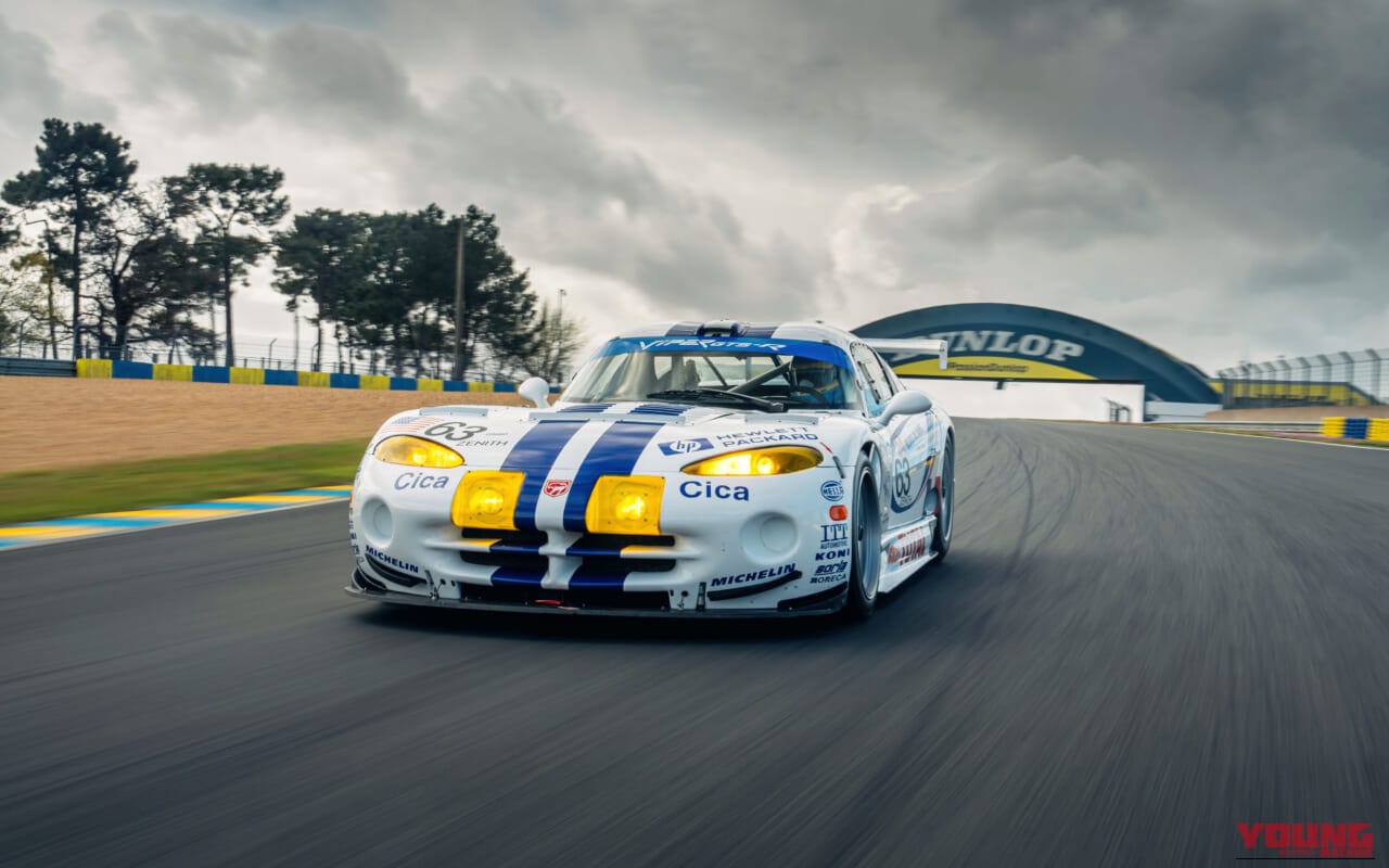 サーキットを走行する、1996年クライスラーバイパーGTS-R｜「そっくりさんと中傷されることも…」しかし本家を実力で凌駕！ 巨大なフロント部分に収まるエンジンにアメリカ人でさえ驚嘆した［ダッジ・バイパーGTS］