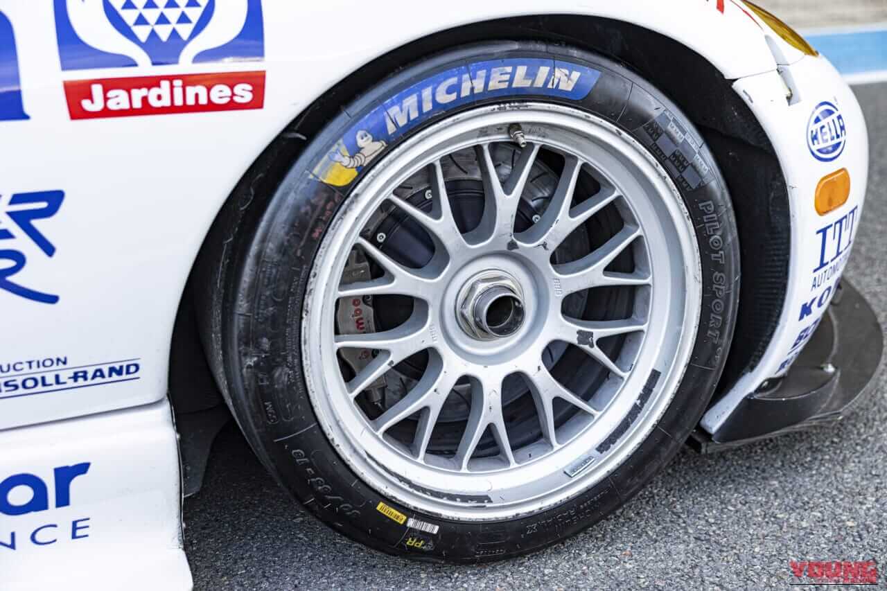1996年クライスラーバイパーGTS-Rの右フロントタイヤとBBSホイール｜「そっくりさんと中傷されることも…」しかし本家を実力で凌駕！ 巨大なフロント部分に収まるエンジンにアメリカ人でさえ驚嘆した［ダッジ・バイパーGTS］