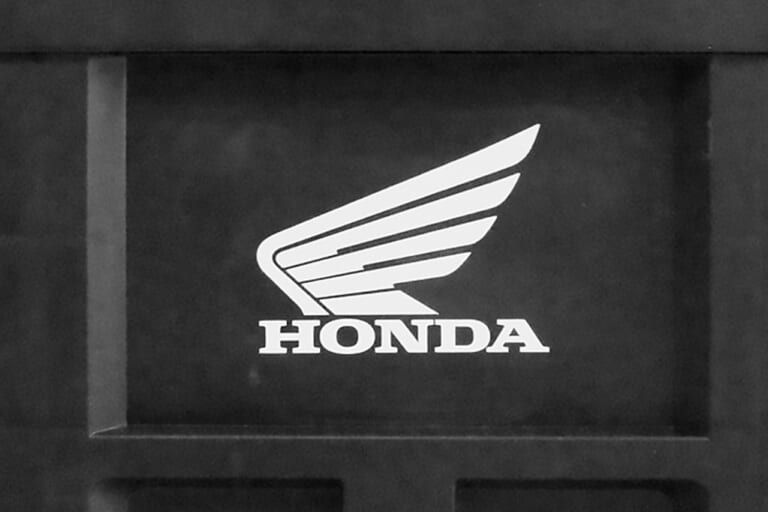 ホンダの、現行のウィングマーク｜「全部知ってる人マジでスゴい…」ホンダの歴代ウイングマーク。実は初代から何度も変わっていた！全ロゴをプリントした［折りたたみコンテナボックス ホンダウィングヒストリー］