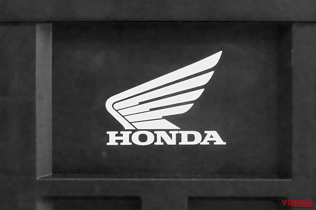ホンダの、現行のウィングマーク｜「全部知ってる人マジでスゴい…」ホンダの歴代ウイングマーク。実は初代から何度も変わっていた！全ロゴをプリントした［折りたたみコンテナボックス ホンダウィングヒストリー］