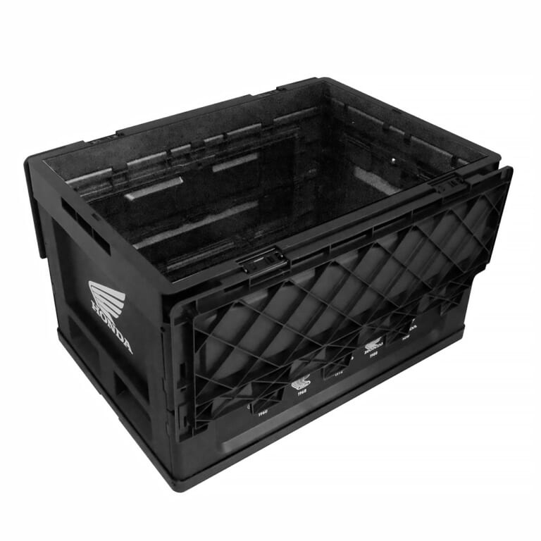 CAMSHOP.JP（キャムショップ）の、折りたたみコンテナボックス ホンダウィングヒストリーの上面のフタを開けた状態｜「全部知ってる人マジでスゴい…」ホンダの歴代ウイングマーク。実は初代から何度も変わっていた！全ロゴをプリントした［折りたたみコンテナボックス ホンダウィングヒストリー］