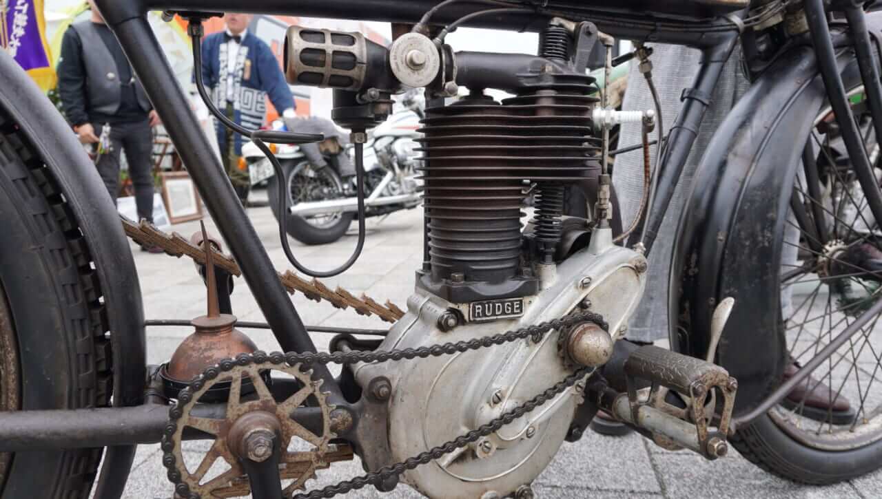 |【衝撃】まるで自転車! 114年前のバイクが動く〜歴代ハーレーのキックスタート&サウンドを完全収録!!