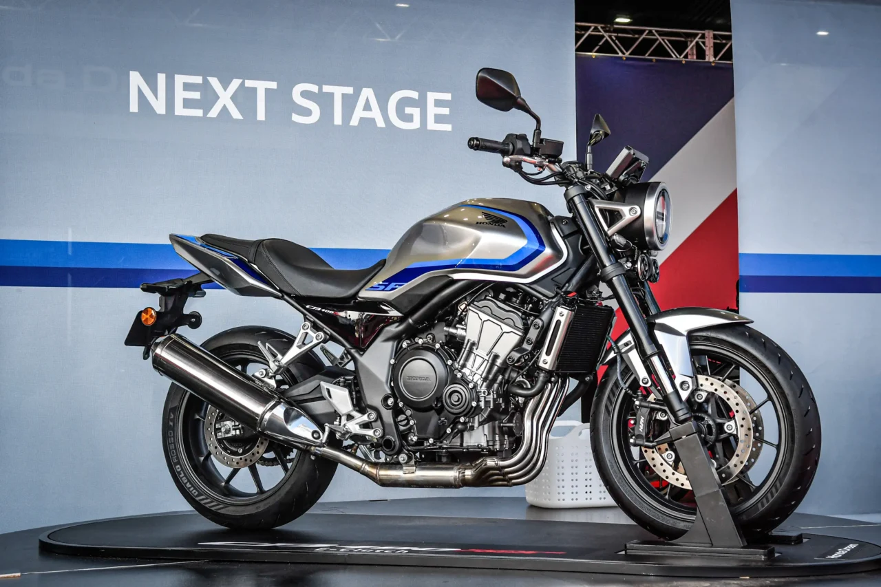 HONDA CB400 SUPER FOUR E-Clutch|【シリーズ最高58馬力&14kg軽量化】新型CB400SFは「E-Clutch」標準装備でアンダー100万円。HYPER VTECを超える直4エンジンの進化とは