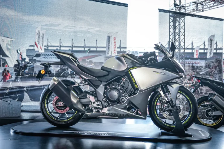 HONDA CBR400R FOUR E-Clutch|【近未来デザイン×4気筒】単なる派生じゃない! 新型「CBR400R FOUR E-Clutch」は“走りの充実感”がたまらない